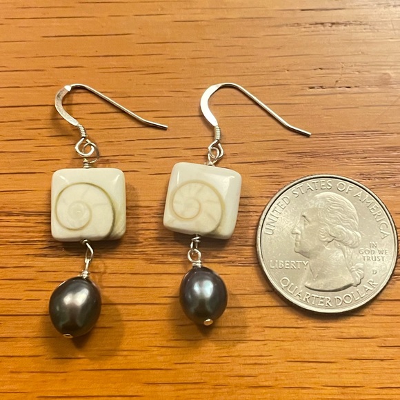 NEW Sterling Sliver Earrings with Fossil Shiva Shells and Tahitian Black Pearls - Picture 4 of 4